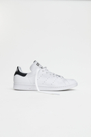 Adidas - Weißer Herren Stan Smith mit Weiß mit Stickerei auf der Fersenkappe - EE5818