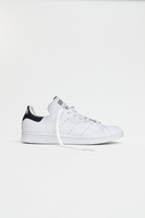 Adidas - Weißer Herren Stan Smith mit Weiß mit Stickerei auf der Fersenkappe - EE5818