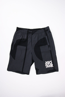 Asics - AOP Kurze Hose in Schwarz mit Logo Print - 2191A019
