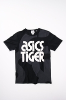 Asics - Schwarzes AOP SS T-shirt mit weißem Logo Druck - 2191A017