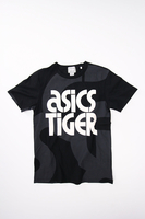 Asics - Schwarzes AOP SS T-shirt mit weißem Logo Druck - 2191A017