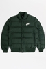Nike - Gesteppte Bomberjacke in Jadegrün - 928819-370