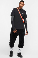 Nike - Schwarzes Basic T-Shirt mit Logo auf der Brust - AR4997-013