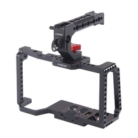 Andoer Camera Cage Videostabilisator mit Schnellgriffplatte am oberen Griff 1/4 Zoll 3/8 Zoll Gewindelöcher Kaltschuhhalterung 15 mm Stangenklemme Kompatibel mit Blackmagic Pocket Cinema Camera 4K / 6K BMPCC 4K 6K