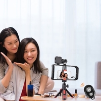 Andoer Dual Handheld Phone Cage Vlog Kit Smartphone-Video-Rig-Stabilisatorgriff + LED-Videoleuchte + Mikrofon mit Nierencharakteristik + 3, 5-mm-TRS-zu-TRS/TRRS-Audiokabel + Stativ + Fernbedienung für Vlog-Aufnahmen Mikrofilm-Erstellung von Live-Streams