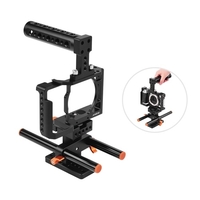 Andoer Kamerakäfig + Oberer Griff + 15-mm-Stangengrundplatten-Kit Videofilm Filmherstellung Stabilisator Aluminiumlegierung 1/4 Zoll Schraube mit Kaltschuhhalterung für Sony A6500 / A6400 / A6300 / A6000 Kamera