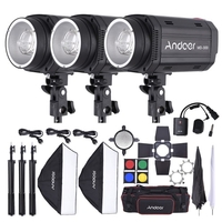 Andoer MD-300 900W (300W * 3) Studio Strobe-Blitz-Licht-Kit mit Licht-Standplatz Softbox Lambency Unbrella Stall-Tür-Flash-Trigger-Tragetasche für Video Drehort und Portraitfotografie