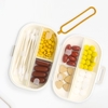 Jiezhi Travel Pill Organizer Medizinspender Tragbarer Vitaminbehälter Feuchtigkeitsbeständiger luftdichter Medikamentenkoffer mit 7 Fächern