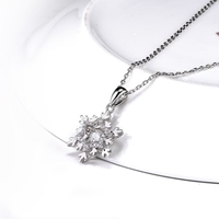 JURE Modische S925 Sterlingsilber-Anhänger Drehbare Zirkonia Sparkle Anhänger Snowflake-förmige Halskette 18 Zoll