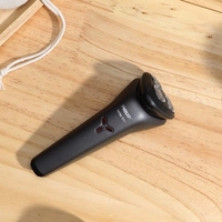 PHILIPS Wet and Dry Dual-Use-Elektrorasierer für Männer