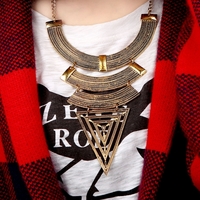 Vintage Retro Dreieck Legierung Anhänger voll Metalldesign Punk-Stil Halskette Golden Arc Choker für Frau