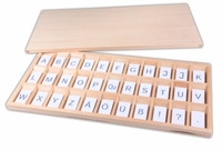 Aufgedruckte Buchstaben im Holzkasten