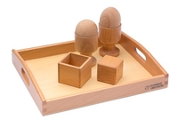 Dreidimensionale Kugel,  Ei und Kubus auf einem Holztablett
