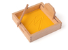 Sandmalen mit Holzstift und Schieber