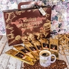 Kaffeebox mit Namen auf Tasse und Kofferanhänger