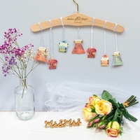 Personalisierbarer Hochzeitskleiderbügel als Geldgeschenk