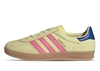 Adidas Gazelle Indoor Sneaker für Damen Powder Yellow / Lucid Pink / Royal Blue