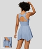 Halara - Rückenfreies,  ausgeschnittenes 2-in-1-FLowy-Mini-Tenniskleid mit Seitentaschen und V-Ausschnitt - Light Grey Blue - M