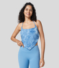 Halara - Rückenfreies,  verkürztes,  seitlich gerüschtes Yoga-Tanktop mit Batikmuster,  Neckholder und Hanky-Saum - Tie-dye Deep Blue - M