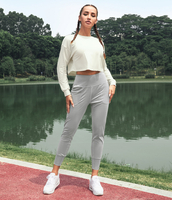 Halara - Rundhalsausschnitt,  langärmliges,  kurz geschnittenes Sportoberteil mit fallender Schulter - Schneewittchen - M