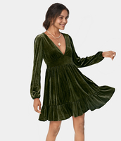 Halara - Samtkleid mit tiefem V-Ausschnitt und Rüschensaum für den Ausschnitt - Rifle Green - XS