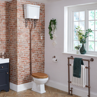 Erhöhtes Stand-WC mit hohem Spülkasten und Zubehör in geölter Bronze,  Sitz in Eichenoptik - Richmond Hudson Reed