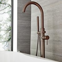 Freistehende Hebelgriff-Wannenarmatur mit Handbrause in geölter Bronze - Como