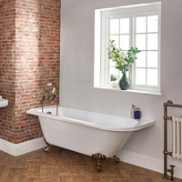 Halbfreistehende Badewanne,  1685mm x 750mm,  linksbündig – Füße in gebürstetem Gold – Oxford von Hudson Reed