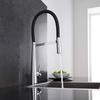 Küchenarmatur mit flexibler Brause in Schwarz und Chrom