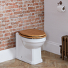 Retro Stand-WC erhöht mit Sitz in Eiche,  Scharniere in geölter Bronze - Richmond Hudson Reed