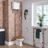 Retro Toilette mit hohem Spülkasten & Holzsitz,  Farbe der Scharniere,  des Spülrohrs & der Spülkette in gebürstetem Gold – Richmond Hudson Reed