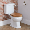 Stand-WC erhöht mit aufgesetztem Spülkasten,  Toilettensitz in Eiche,  Spülhebel in gebürstetem Gold - Richmond Hudson Reed