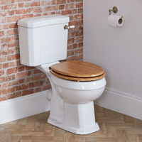 Stand-WC erhöht mit aufgesetztem Spülkasten,  Toilettensitz in Eiche,  Spülhebel in gebürstetem Gold - Richmond Hudson Reed