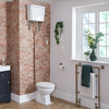 Stand WC erhöht mit hohem Spülkasten & Zubehör in gebürstetem Gold,  Toilettensitz in Weiß - Richmond Hudson Reed
