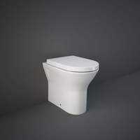 Stand-WC erhöht ohne Spülrand Sitz mit Absenkautomatik & überlappendem Deckel - H 450mm Glanz Weiß – RAK Resort x Hudson Reed