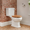 Stand WC mit aufgesetztem Spülkasten inkl. Holzsitz,  Keramik weiß,  Abgang waagrecht - Richmond,  von Hudson Reed