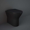 Stand-WC ohne Spülrand Sitz mit Absenkautomatik 400mm x 360mm Mattschwarz – RAK Feeling x Hudson Reed