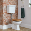 Toilette mit erhöhtem Spülkasten,  Sitz in Eichenoptik & Spülkastenzubehör in Chrom/Weiß - Bodenmontage - Richmond Hudson Reed