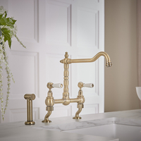 Traditionelle Brückenarmatur mit ausziehbarer Spülbrause und schwenkbarem Hahn,  gebürstetes Gold – Elizabeth Hudson Reed
