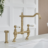 Traditionelle Küchen-Brückenarmatur – inkl. ausziehbarer Spülbrause und schwenkbarem Hahn (gerade) - satiniertes Gold – Elizabeth