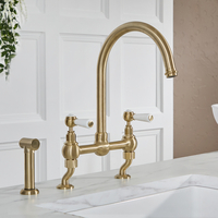Traditionelle Küchen-Brückenarmatur – inkl. ausziehbarer Spülbrause und schwenkbarem Hahn (geschwungen) - satiniertes Gold – Elizabeth