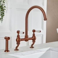 Traditionelle Küchen-Brückenarmatur – inkl. ausziehbarer Spülbrause und schwenkbarem Hahn (geschwungen) – satiniertes Kupfer – Elizabeth