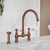 Traditionelle Küchen-Brückenarmatur (gerade) – inkl. ausziehbarer Spülbrause und schwenkbarem Hahn (geschwungen) – satiniertes Kupfer – Elizabeth