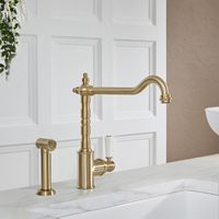 Traditionelle Küchenarmatur mit Einhebelmischer – inkl. ausziehbarer Spülbrause und schwenkbarem Hahn (gerade) - satiniertes Gold – Elizabeth