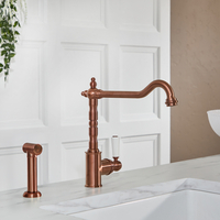 Traditionelle Küchenarmatur mit Einhebelmischer – inkl. ausziehbarer Spülbrause und schwenkbarem Hahn (gerade) – satiniertes Kupfer – Elizabeth