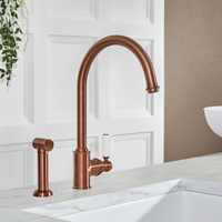 Traditionelle Küchenarmatur mit Einhebelmischer – inkl. ausziehbarer Spülbrause und schwenkbarem Hahn (geschwungen) – satiniertes Kupfer – Elizabeth