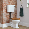 Traditionelle Standtoilette mit erhöhtem Spülkasten und Holzsitz - Scharniere,  Spülrohr und Spülhebel in Schwarz – Richmond Hudson Reed
