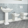 Traditionelles Badezimmerset – mit Wand-WC,  Wand-Bidet und Standwaschbecken (Anzahl der Hahnlöcher wählbar) – Chester