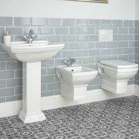 Traditionelles Badezimmerset – mit Wand-WC,  Wand-Bidet und Standwaschbecken (Anzahl der Hahnlöcher wählbar) – Chester