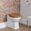 Traditionelles Stand-WC erhöht mit Toilettensitz in Eiche & Scharniere in Chrom - Richmond Hudson Reed